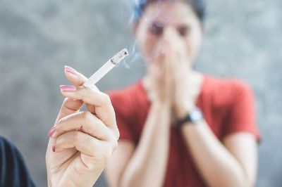 옆 사람이 피운 담배, 내 폐에 치명적?...평생 '비흡연' 여성이 암 걸린 이유